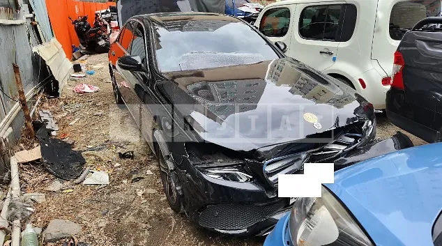 Photo 2 of 15: 2019 Mercedes-Benz E300, VIN WDDZF4JB1KA579192 — Korean insurance auction