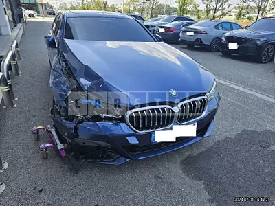 Photo 1 of 25: 2021 BMW 530e — Korean insurance auction