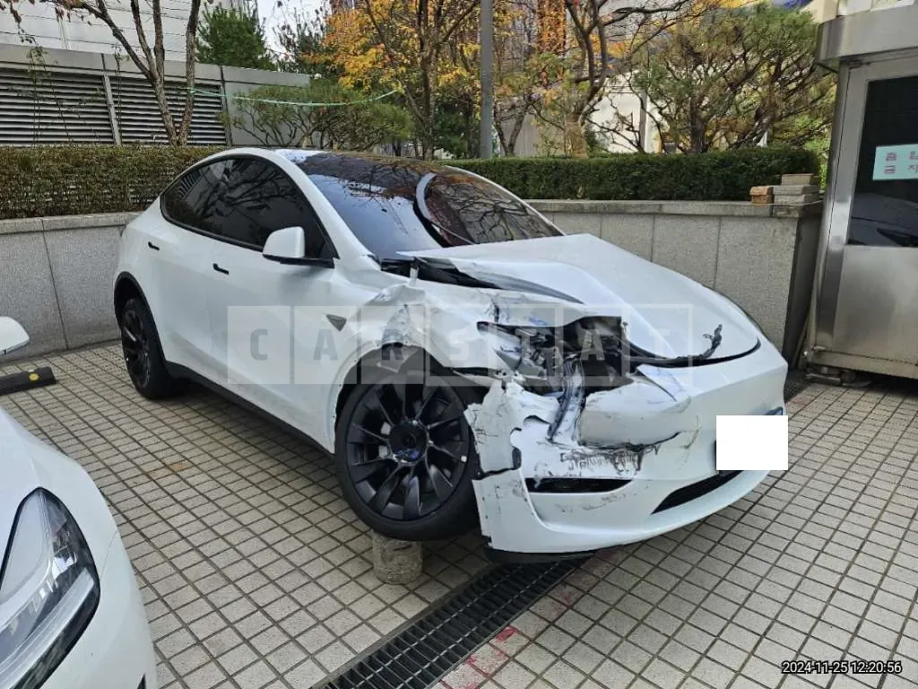 Photo 2 of 23: 2024 Tesla Model Y LongRange, VIN LRWYGCEK9RC699812 — Korean insurance auction