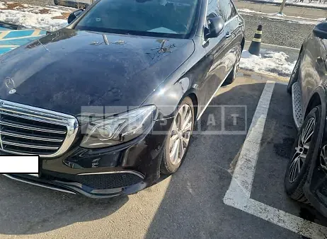 Photo 2 of 36: 2017 Mercedes-Benz E 300 4Matic, VIN WDDZF4KB4HA192353 — Korean insurance auction