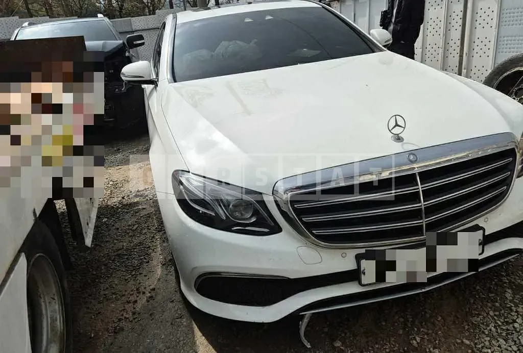 Photo 2 of 32: 2017 Mercedes-Benz E220 d — Korean insurance auction
