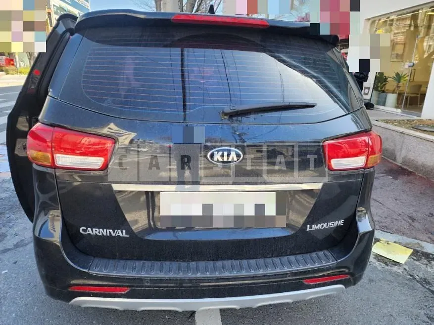 Photo 2 of 17: 2017 Kia Carnival Limousine, VIN KNAMB81ABJS358927 — Korean insurance auction