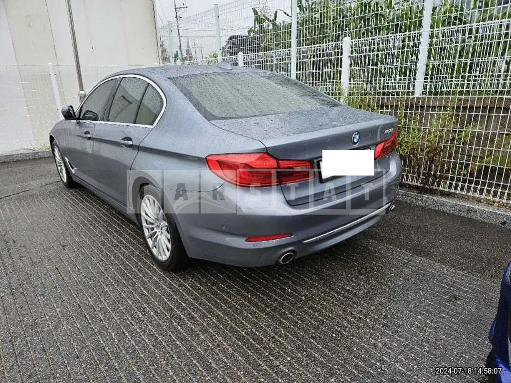 Photo 2 of 10: 2019 BMW 520i Luxury — Korean insurance auction