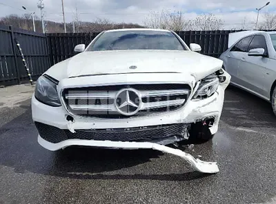 Photo 1 of 32: 2019 Mercedes-Benz E300 4Matic, VIN WDDZF4KB7KA648062 — Korean insurance auction
