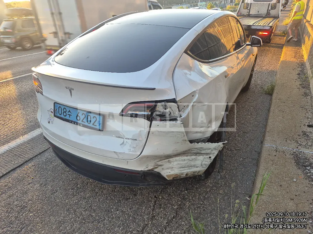 Photo 2 of 5: 2022 Tesla Model Y AWD Long Range, VIN 7SAYGDEEXNF567063 — Korean insurance auction
