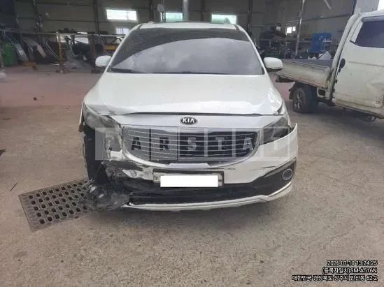 Photo 2 of 34: 2017 Kia Carnival, VIN KNAME81ABHS305204 — Korean insurance auction