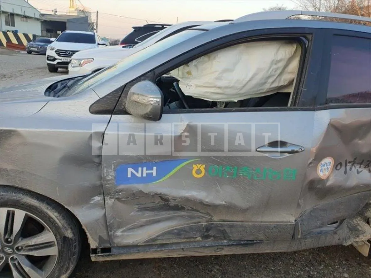 Photo 2 of 26: 2015 Hyundai Tucson ix, VIN KMHJT81VBFU072939 — Korean insurance auction