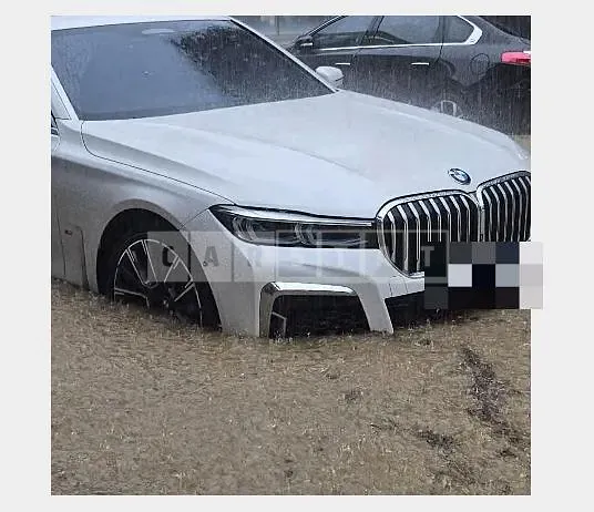 Photo 2 of 11: 2021 BMW 740Li xDrive — Korean insurance auction