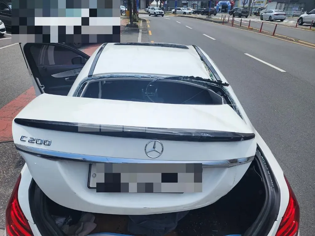 Photo 2 of 26: 2014 Mercedes-Benz C 200, VIN WDDWF4CB1FF034568 — Korean insurance auction