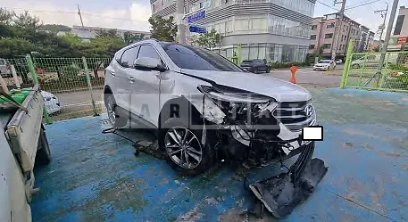 Photo 2 of 3: 2016 Hyundai Santa Fe, VIN KMHSW81UBGU644522 — Korean insurance auction