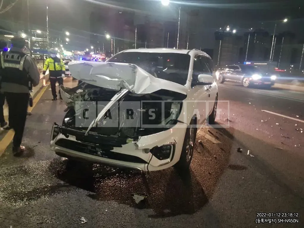 Photo 2 of 5: 2019 Kia Carnival, VIN KNAMC81ABKS458132 — Korean insurance auction