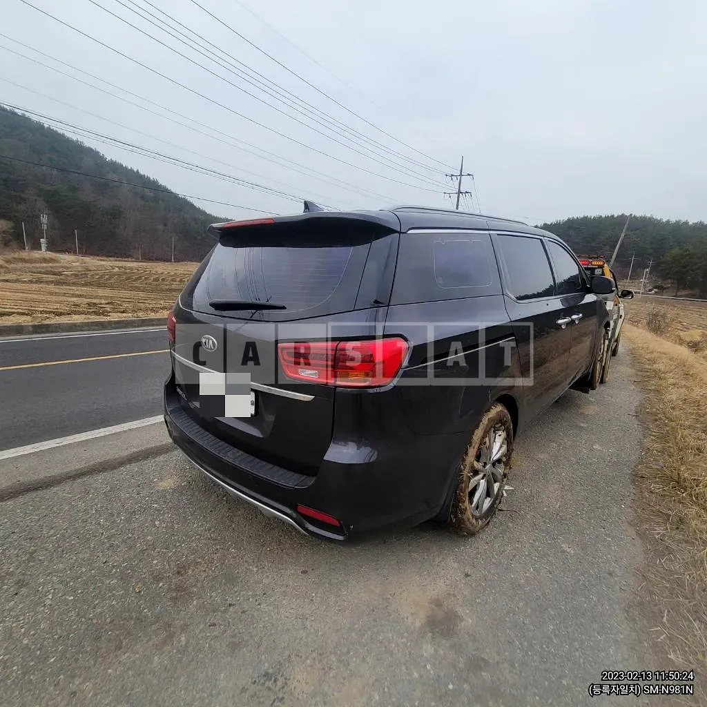 Photo 2 of 11: 2018 Kia Carnivals, VIN KNAME811BKS487124 — Korean insurance auction
