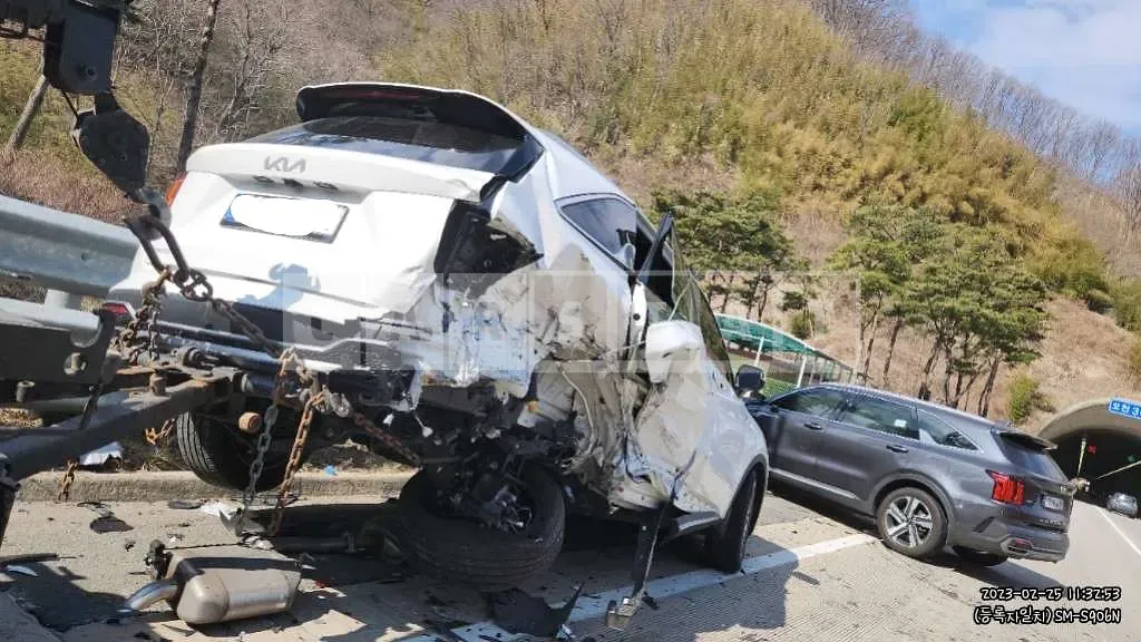Photo 2 of 8: 2023 Kia Sorento, VIN KNARF81GBPA159254 — Korean insurance auction