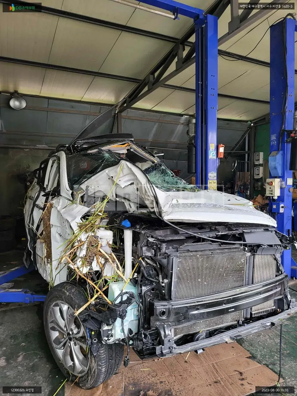 Photo 2 of 15: 2015 Hyundai Santa Fe, VIN KMHSW81XBFU519737 — Korean insurance auction