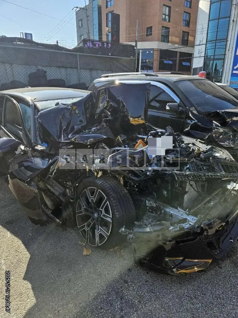 Photo 2 of 16: 2025 BMW 530e — Korean insurance auction