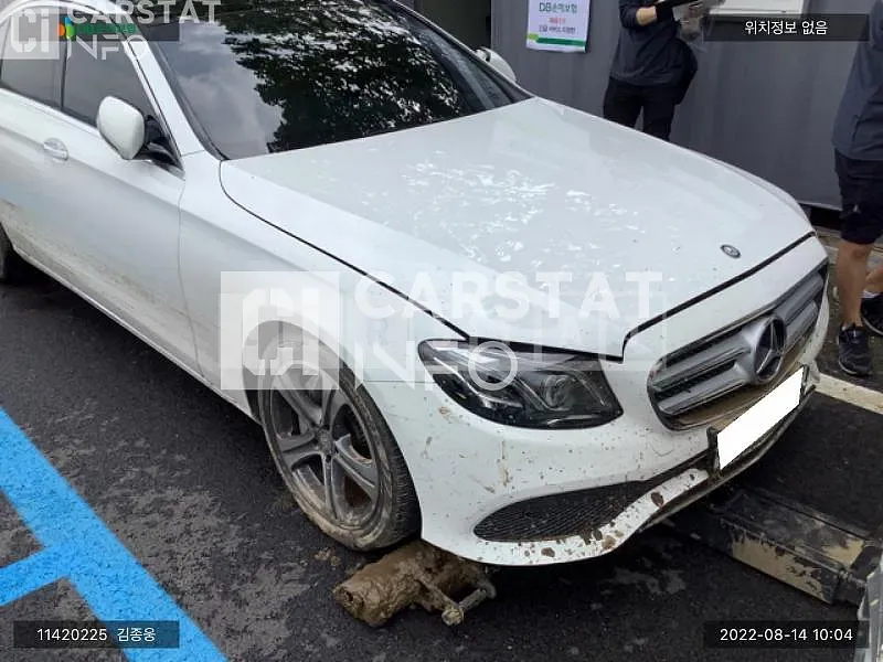 Photo 2 of 10: 2017 Mercedes-Benz E300 4Matic, VIN WDDZF4KB4HA198945 — Korean insurance auction