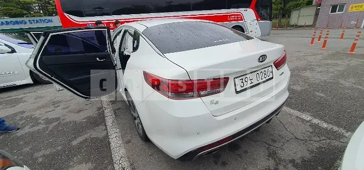 Photo 2 of 11: 2017 Kia K5, VIN KNAGW412BHA130295 — Korean insurance auction