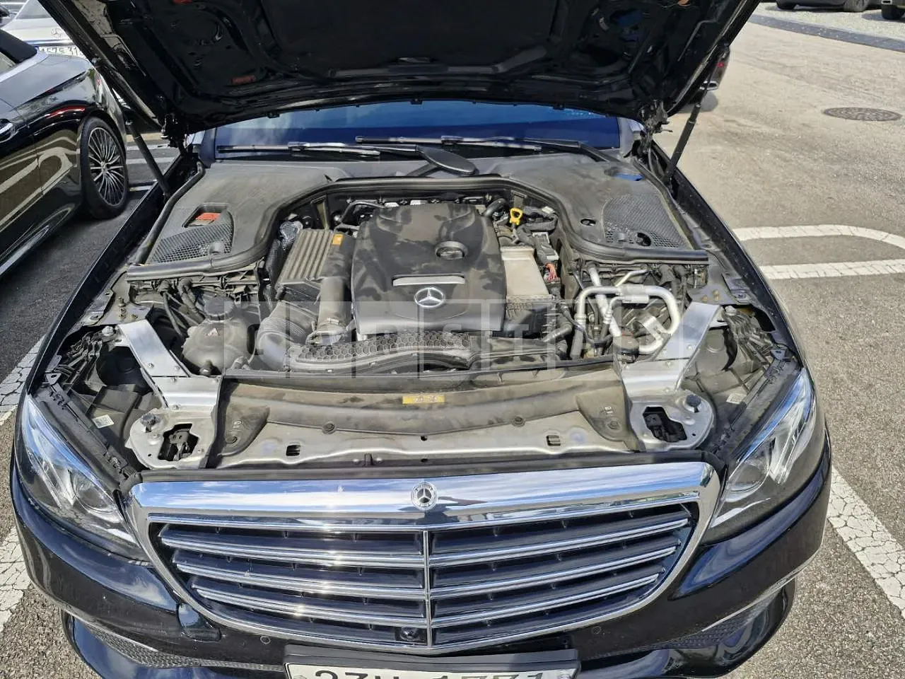 Photo 2 of 30: 2019 Mercedes-Benz E300 4Matic, VIN WDDZF4KB4KA659410 — Korean insurance auction