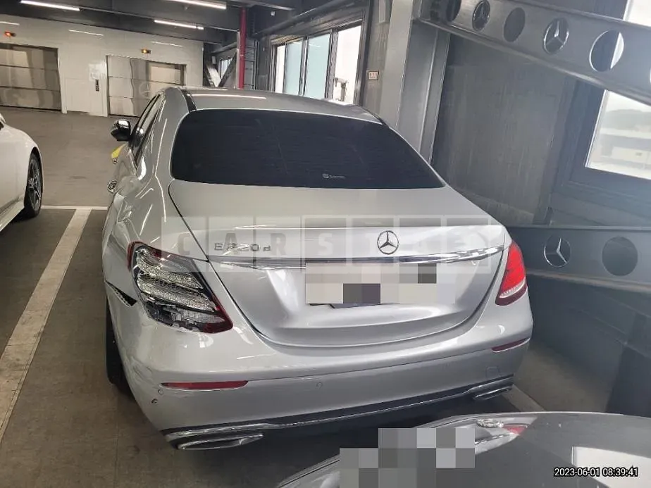 Photo 2 of 30: 2018 Mercedes-Benz E220 d, VIN WDDZF0EB3JA347534 — Korean insurance auction