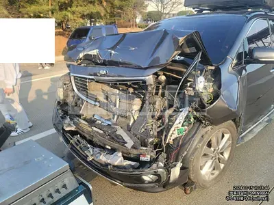 Photo 1 of 6: 2015 Kia Carnival, VIN KNAMC81ABFS049531 — Korean insurance auction