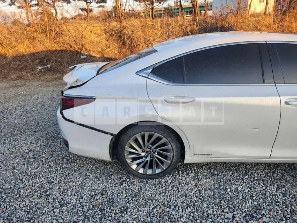 Photo 2 of 6: 2021 Lexus ES300h — Korean insurance auction