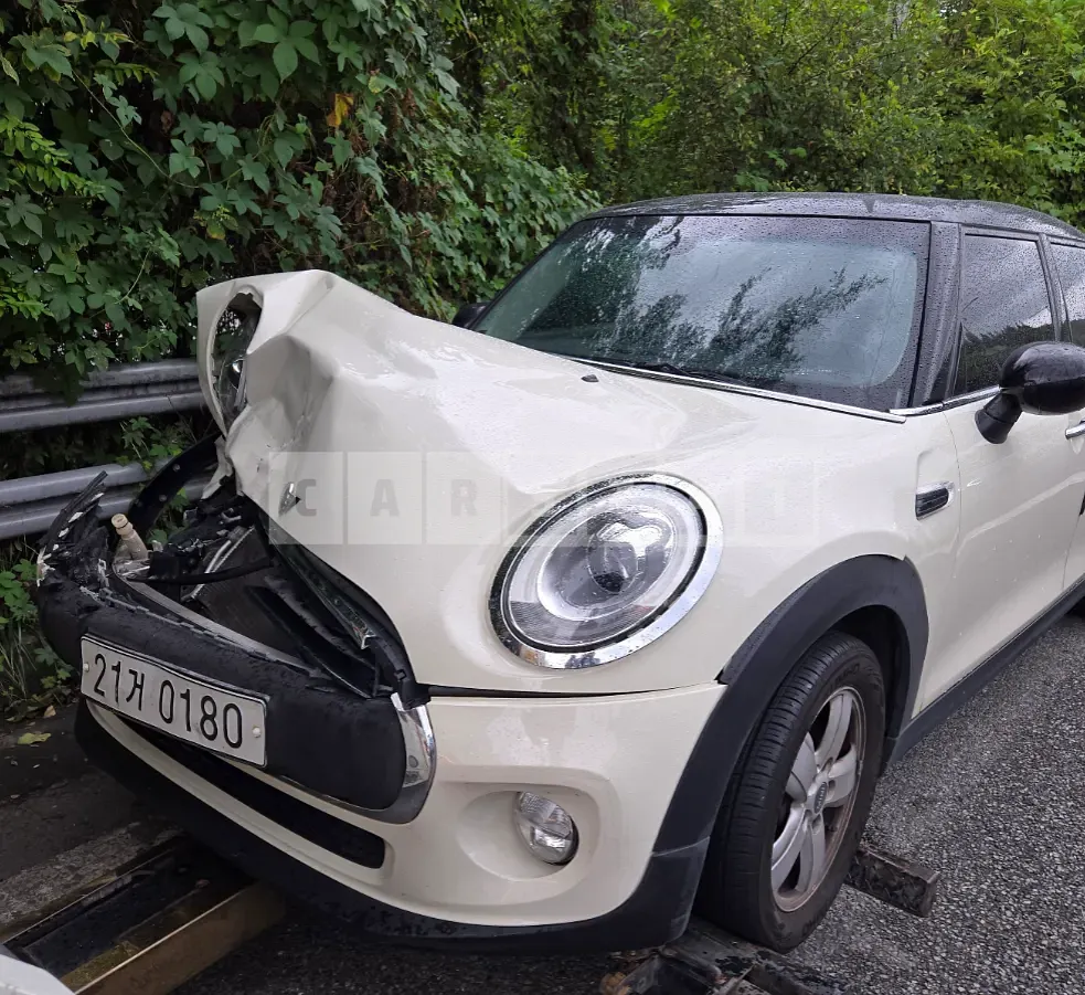 Photo 2 of 27: 2016 MINI Cooper D Five-Door — Korean insurance auction