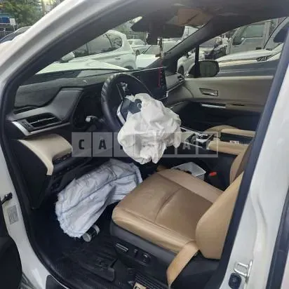 Photo 2 of 3: 2024 Toyota Sienna Hybrid AWD — Korean insurance auction
