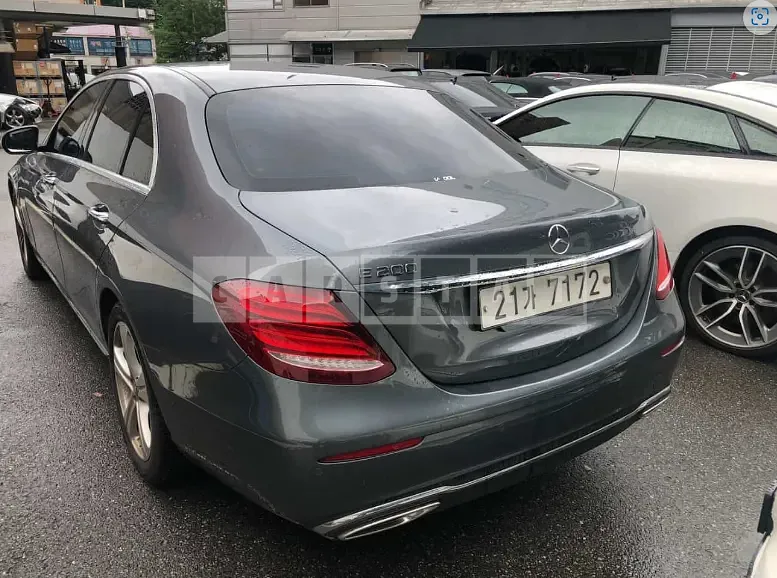 Photo 2 of 7: 2017 Mercedes-Benz E 200, VIN WDDZF4CB0HA281013 — Korean insurance auction