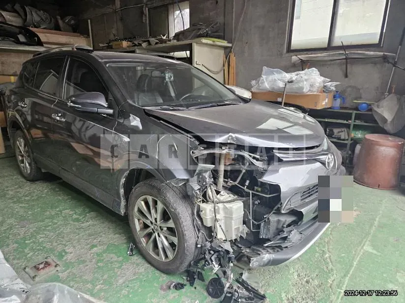 Photo 2 of 17: 2016 Toyota RAV4 4WD — Korean insurance auction