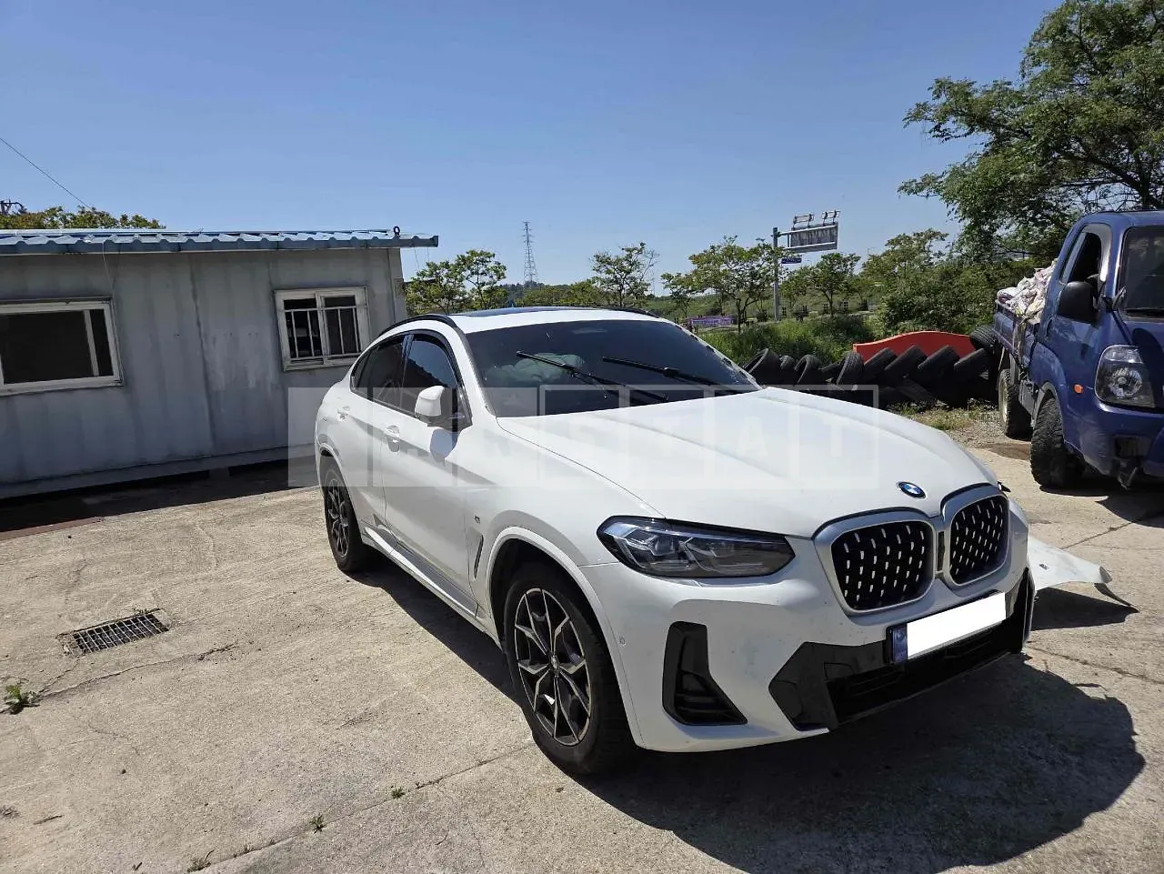 Photo 2 of 11: 2023 BMW X4 xDrive20i, VIN WBA21DT04P9R64337 — Korean insurance auction