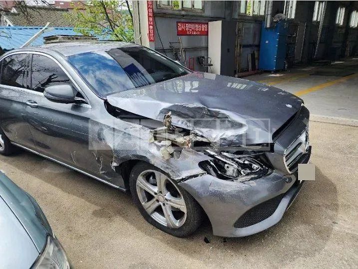 Photo 2 of 23: 2016 Mercedes-Benz E200 — Korean insurance auction