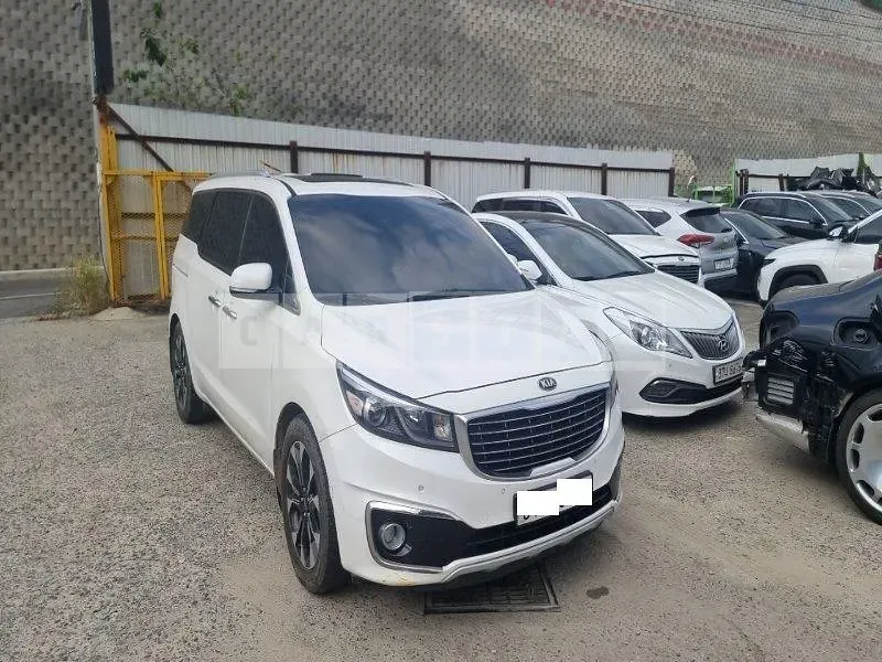 Photo 2 of 9: 2016 Kia Carnival — Korean insurance auction