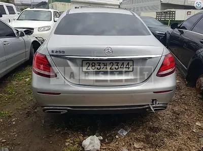 Photo 1 of 19: 2018 Mercedes-Benz E 200, VIN WDDZF4CB6JA297951 — Korean insurance auction