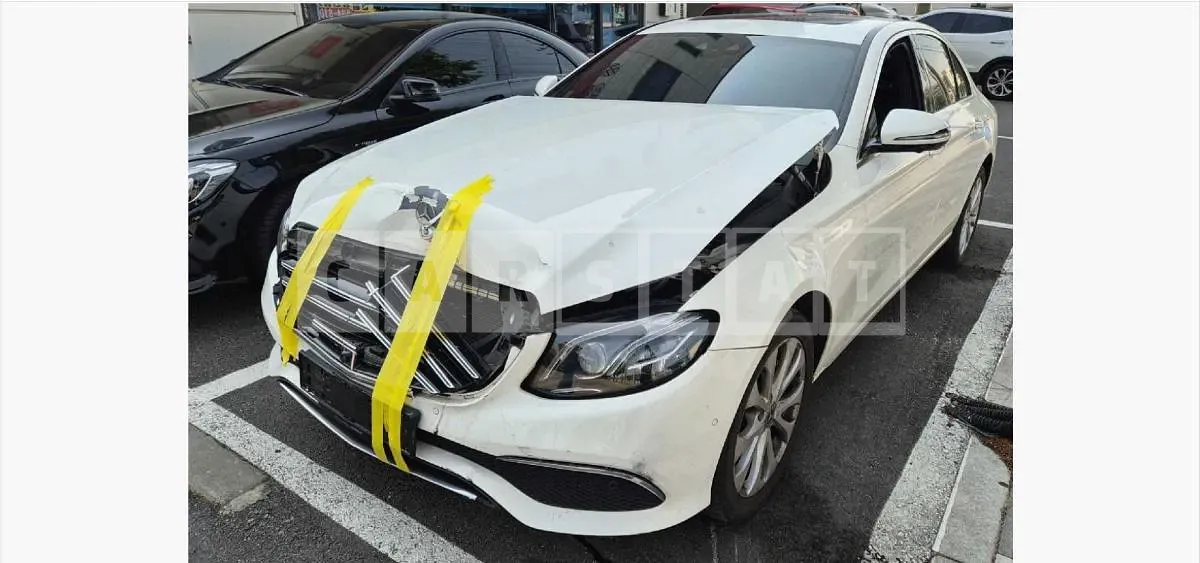 Photo 2 of 13: 2018 Mercedes-Benz E300 4Matic — Korean insurance auction