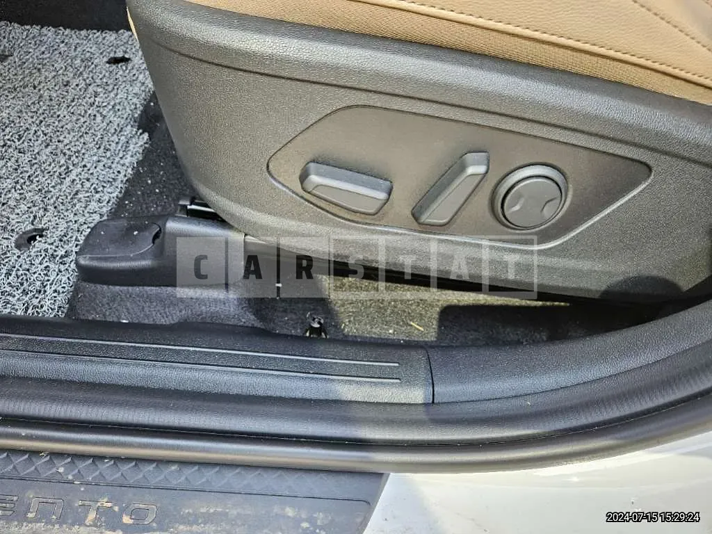 Photo 2 of 24: 2024 Kia Sorento, VIN KNARH81GBRA241797 — Korean insurance auction