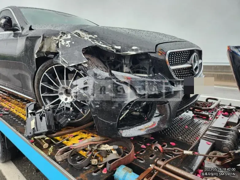 Photo 2 of 11: 2017 Mercedes-Benz E200 Avant-Garde, VIN WDDZF4CB2HA146289 — Korean insurance auction