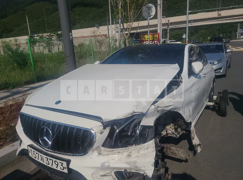 Photo 2 of 15: 2017 Mercedes-Benz E350d — Korean insurance auction