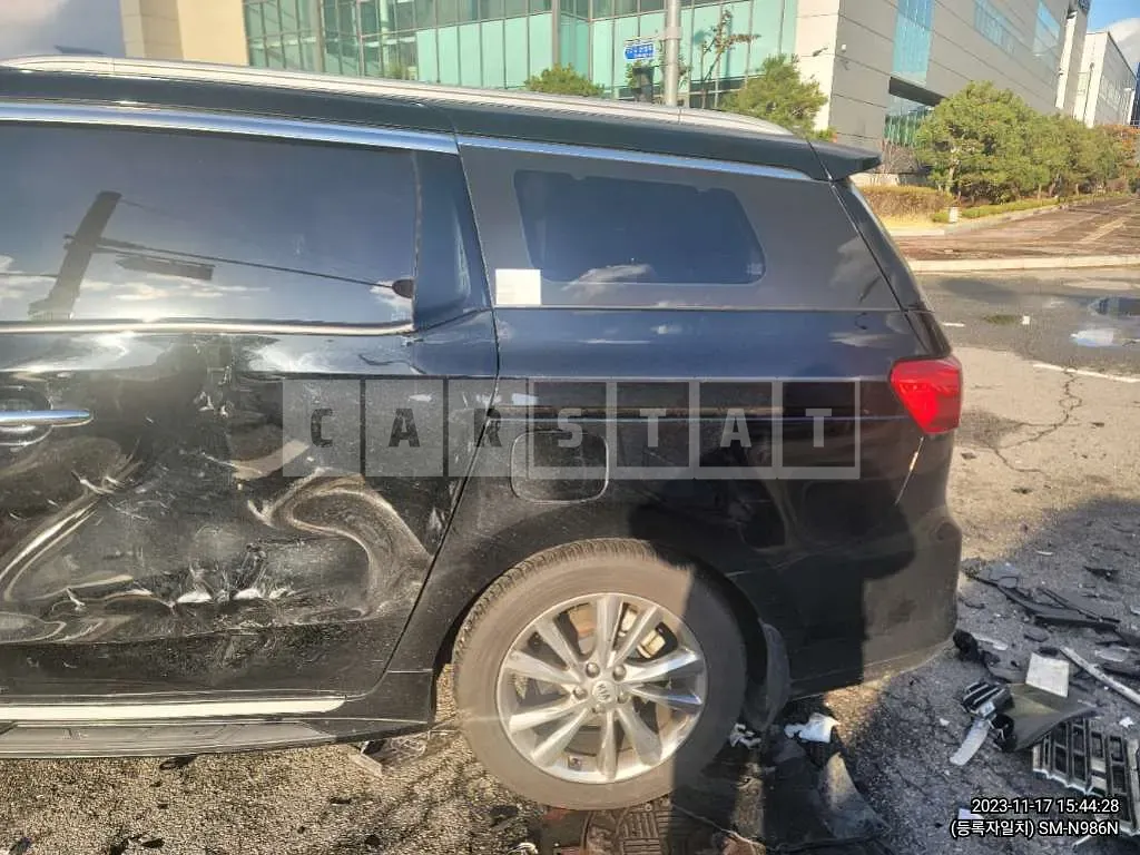 Photo 2 of 15: 2019 Kia Carnival, VIN KNAME811BKS493086 — Korean insurance auction