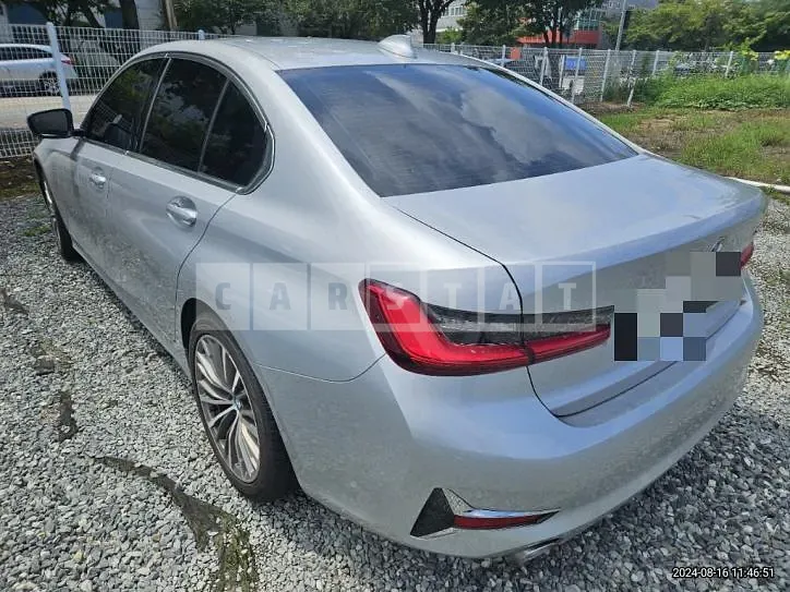 Photo 2 of 28: 2019 BMW 320d Luxury — Korean insurance auction