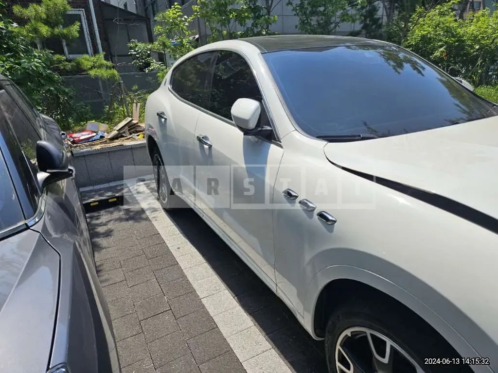 Photo 2 of 11: 2017 Maserati Levante Diesel, VIN ZN661TUG3HX225899 — Korean insurance auction