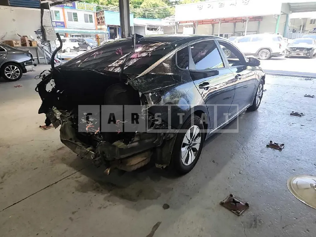 Photo 2 of 31: 2017 Kia K5 — Korean insurance auction