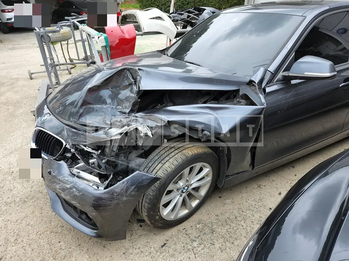 Photo 2 of 5: 2017 BMW 320d, VIN WBA8C5107JA075826 — Korean insurance auction