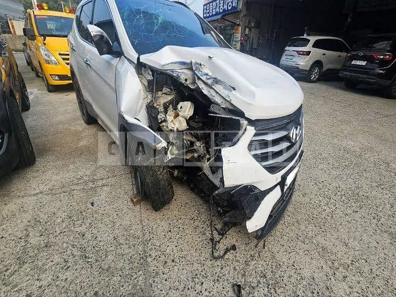 Photo 2 of 27: 2016 Hyundai Santa Fe, VIN KMHSW81UBGU629369 — Korean insurance auction
