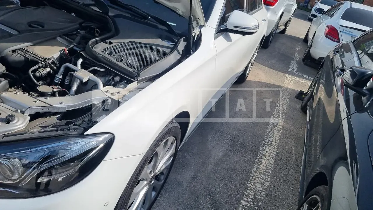 Photo 2 of 28: 2019 Mercedes-Benz E300, VIN WDDZF4JB4KA637876 — Korean insurance auction