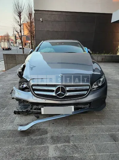 Photo 1 of 17: 2018 Mercedes-Benz E300 4Matic, VIN WDDZF4KB6KA528785 — Korean insurance auction