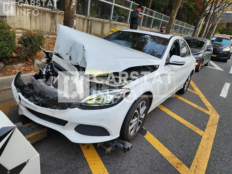 Photo 2 of 12: 2016 Mercedes-Benz C200, VIN WDDWF4CB8GF380201 — Korean insurance auction