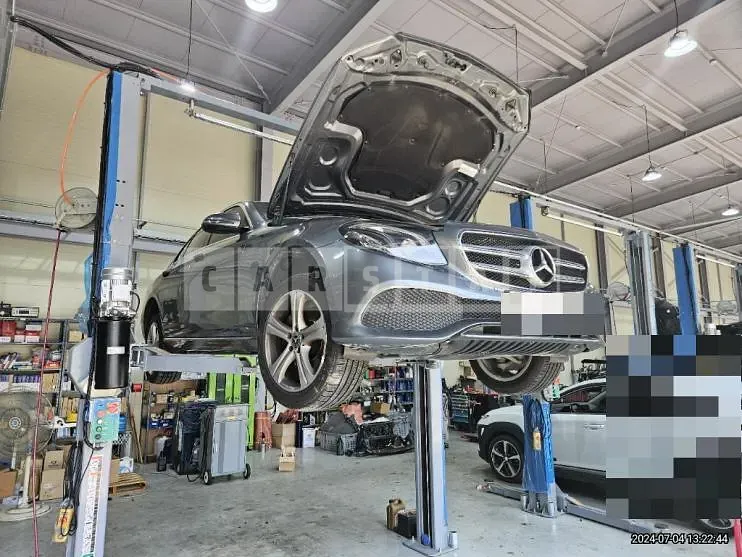 Photo 2 of 29: 2018 Mercedes-Benz E220 d — Korean insurance auction