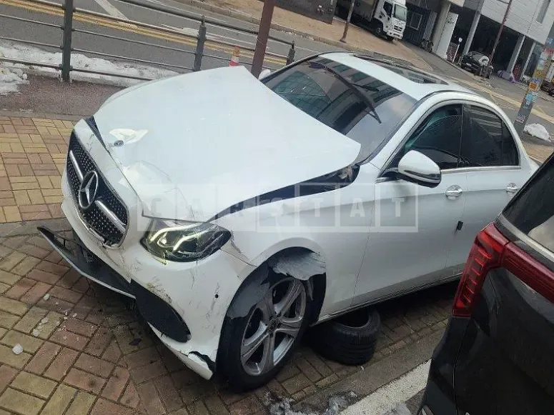 Photo 2 of 18: 2017 Mercedes-Benz E 200, VIN WDDZF4CB7HA283843 — Korean insurance auction