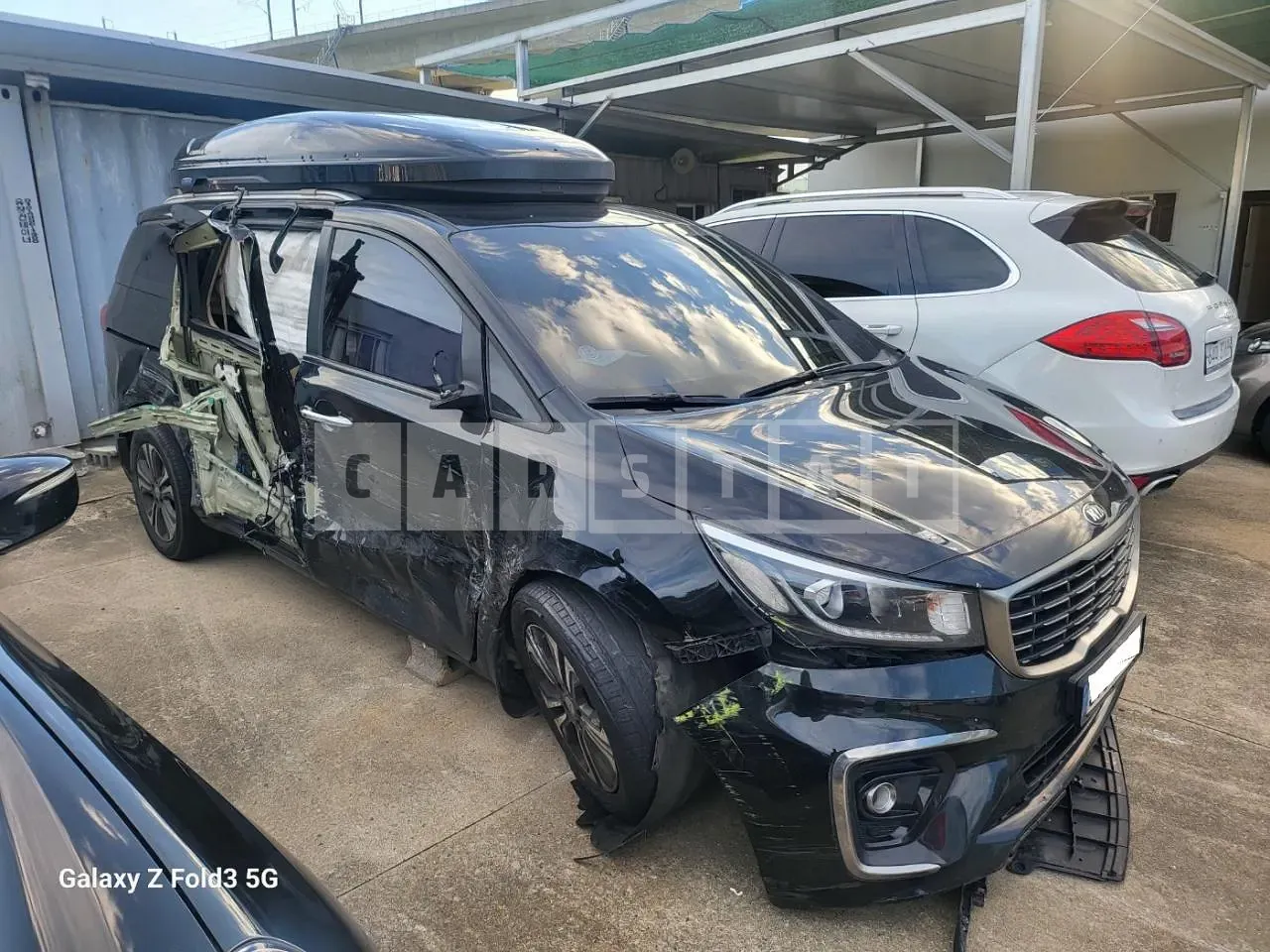 Photo 2 of 17: 2018 Kia Carnival, VIN KNAMB81ABKS477672 — Korean insurance auction