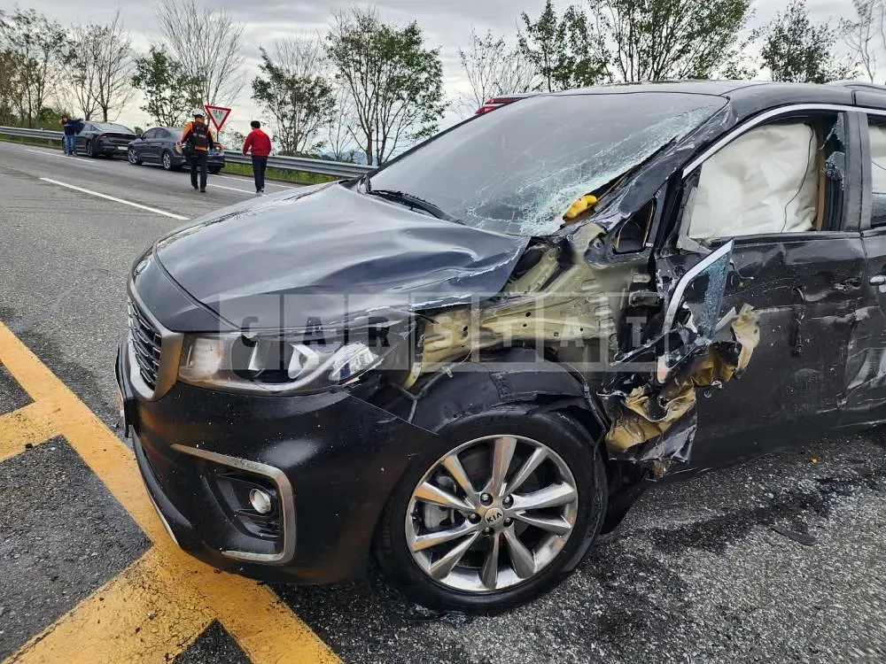 Photo 2 of 17: 2018 Kia Carnival, VIN KNAMC81ABKS476904 — Korean insurance auction